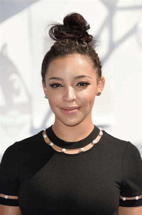 Nov 5, 2021 · Tinashe is 25 years old singer, songwriter, and actress from Lexington, Kentucky. She lives in Los Angeles and was a part of dance class till her 18. Tinashe made her debut as an actress in the television film ‘Cora Unashamed’ in 2000. In 2004, she appeared in the blockbuster movie ‘The Polar Express’ alongside famous Tom Hanks. 